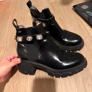 Steve madden amulet embellished lug